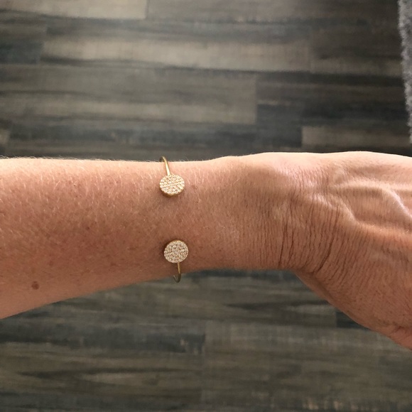 Beautiful Gold Bracelet with encrusted Diamonds - Picture 2 of 4